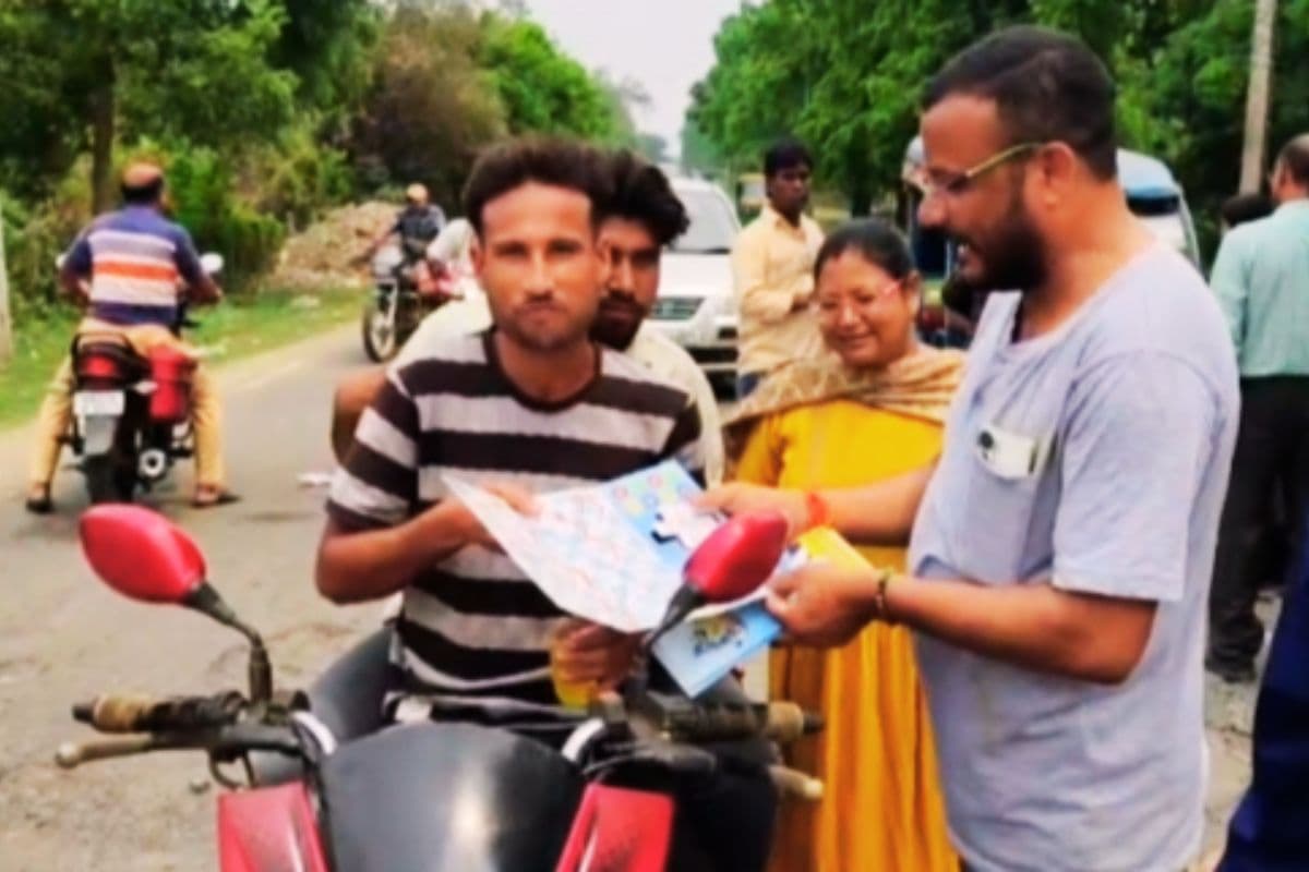 बंगाल चुनाव 2026: ‘सांप-सीढ़ी’ वाली सियासत, दुर्गापुर में TMC बांट रही लूडो, पिला रही कोल्ड ड्रिंक्स