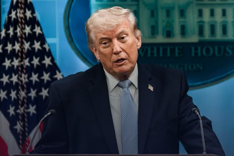 ईरान से शांति की बात या युद्ध की तैयारी? इस्लामाबाद बैठक से पहले ट्रंप ने पश्चिम एशिया में बढ़ाई फौज