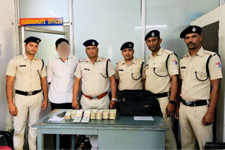 बंगाल चुनाव से पहले धनबल का खेल! हावड़ा में डॉलर और लाखों की नकदी के साथ 2 अरेस्ट, कोलकाता में गोल्ड जब्त