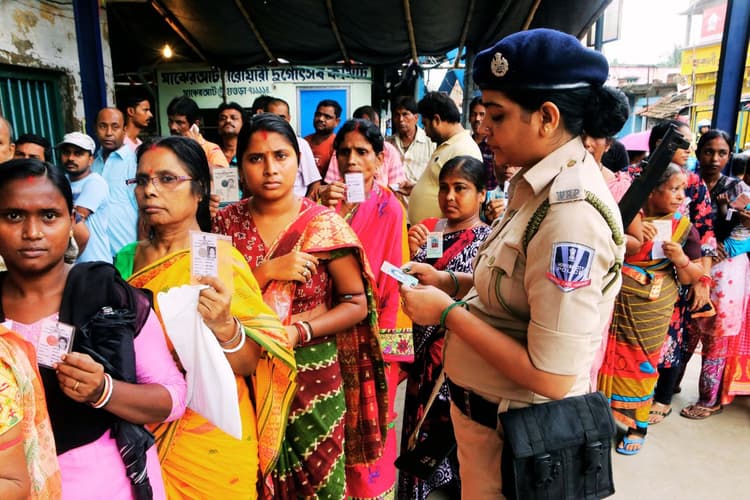 बंगाल में 77 बूथों पर फिर वोटिंग! डायमंड हार्बर और फालता में ‘जासूसी कैमरे’ मिलने से हड़कंप