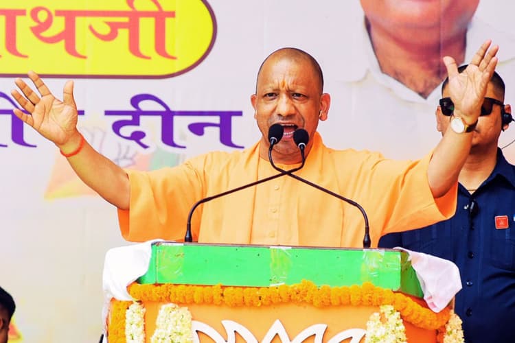 कोलकाता में गरजे योगी आदित्यनाथ- उद्योगों का कब्रिस्तान बना बंगाल, टैगोर के घर में ममता बनर्जी का फोटो शर्मनाक