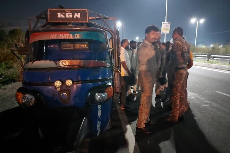 धनबाद में खड़े टेंपो से भिड़ी बाइक, महिला हुई घायल