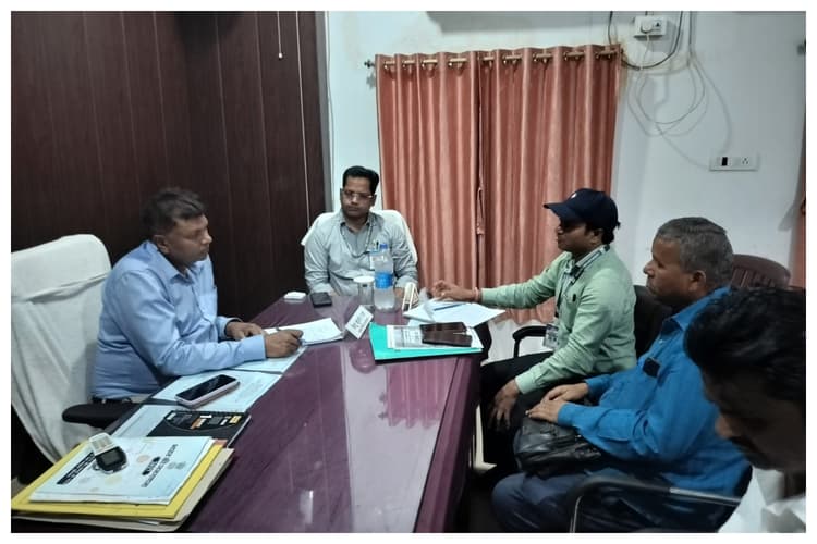 Bettiah: बगहा में बीडीओ ने स्वास्थ्य अधिकारियों संग की समीक्षा बैठक, दिए सख्त निर्देश