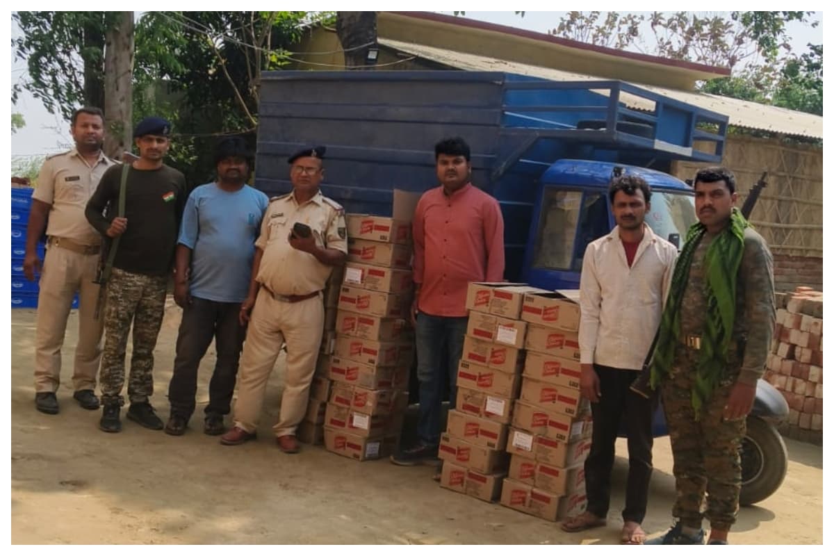 बगहा में शराब बरामदगी के बाद गिरफ्तार तस्कर