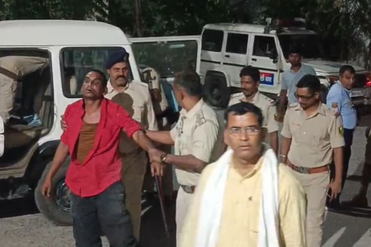 बिहार में पुलिस पर हमला, शराब की सूचना पर छापेमारी करने पहुंची थी टीम