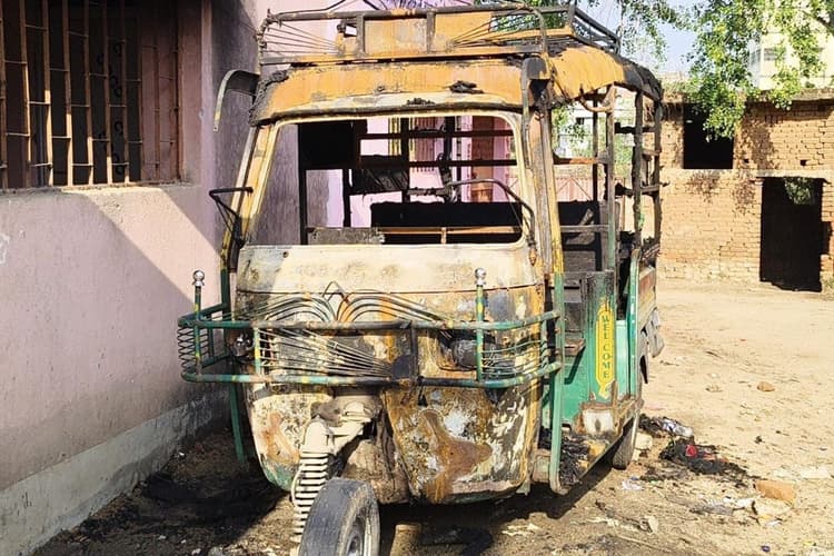 कोडरमा के डोमचांच में खड़ी सवारी टेंपो में अज्ञात व्यक्ति ने लगाई आग, परिवार पर टूटा कहर