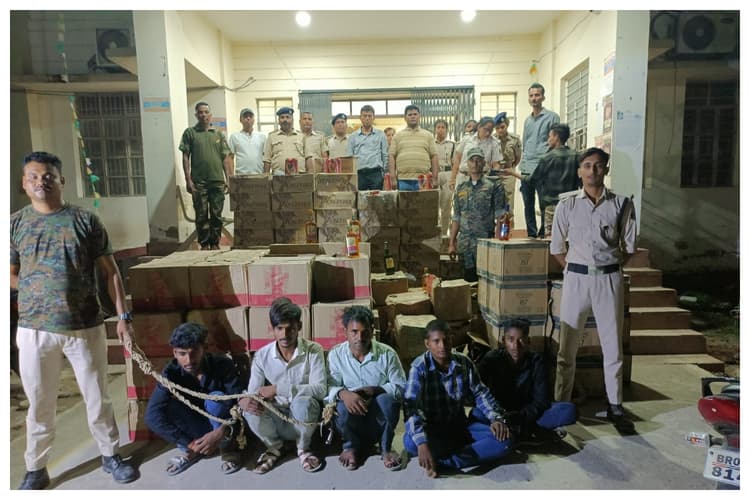 Darbhanga: गोदाम पर छापेमारी, 2220 लीटर शराब बरामद, 5 गिरफ्तार
