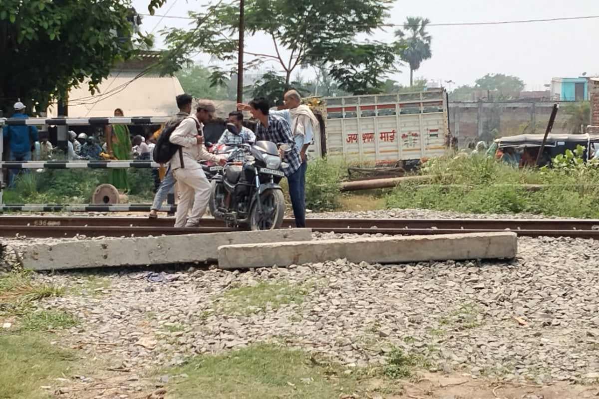 darbhanga kamtaul railway crossing bike riders risk life video viral