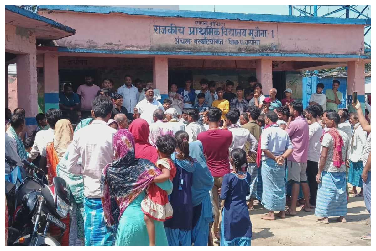 Bettiah news:विद्यालय में तालाबंदी, ग्रामीणों का फूटा गुस्सा Bettiah news:विद्यालय में तालाबंदी, ग्रामीणों का फूटा गुस्सा