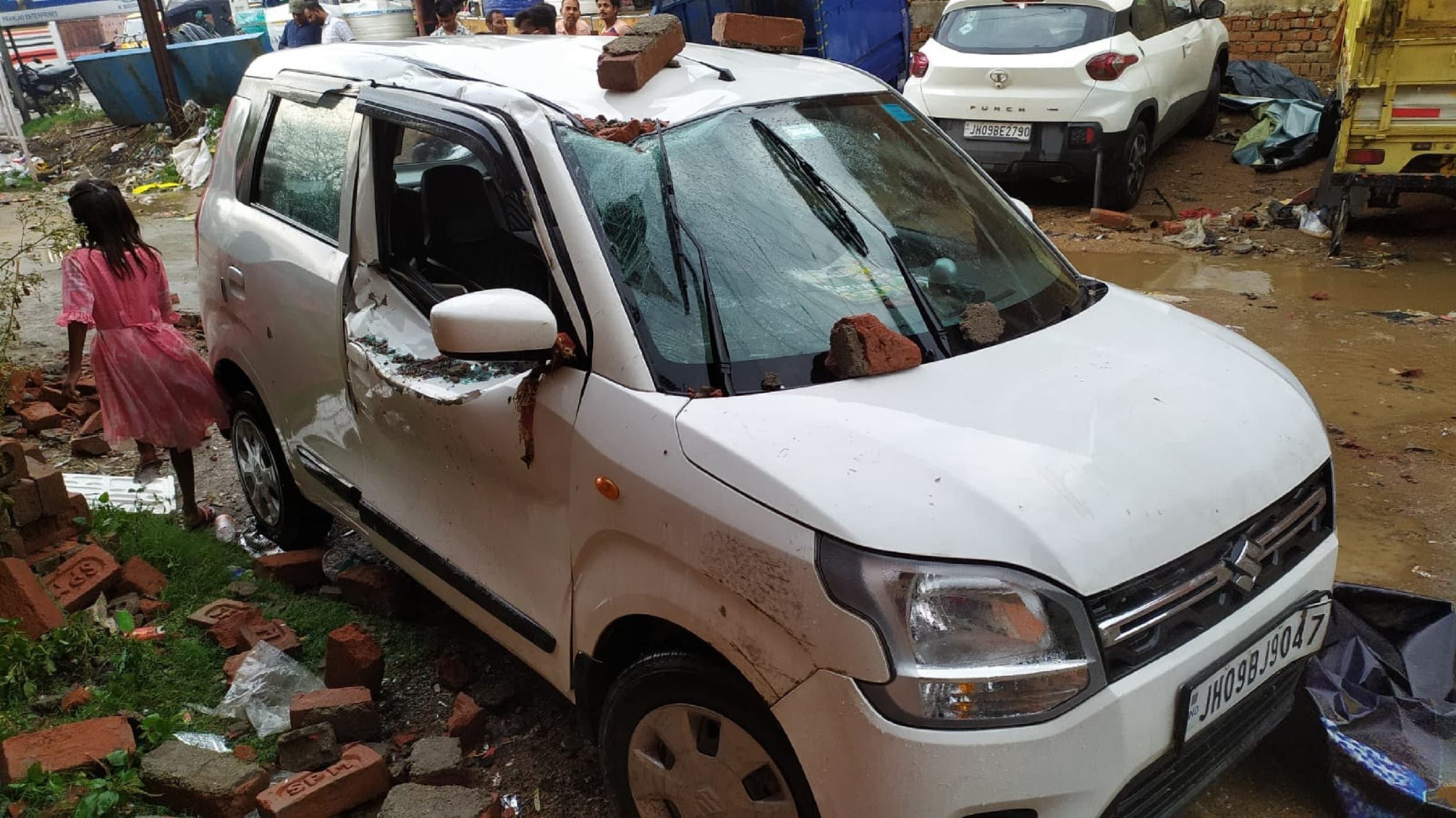 Bokaro News : कार पर गिरी दीवार, चालक व युवक बाल-बाल बचे