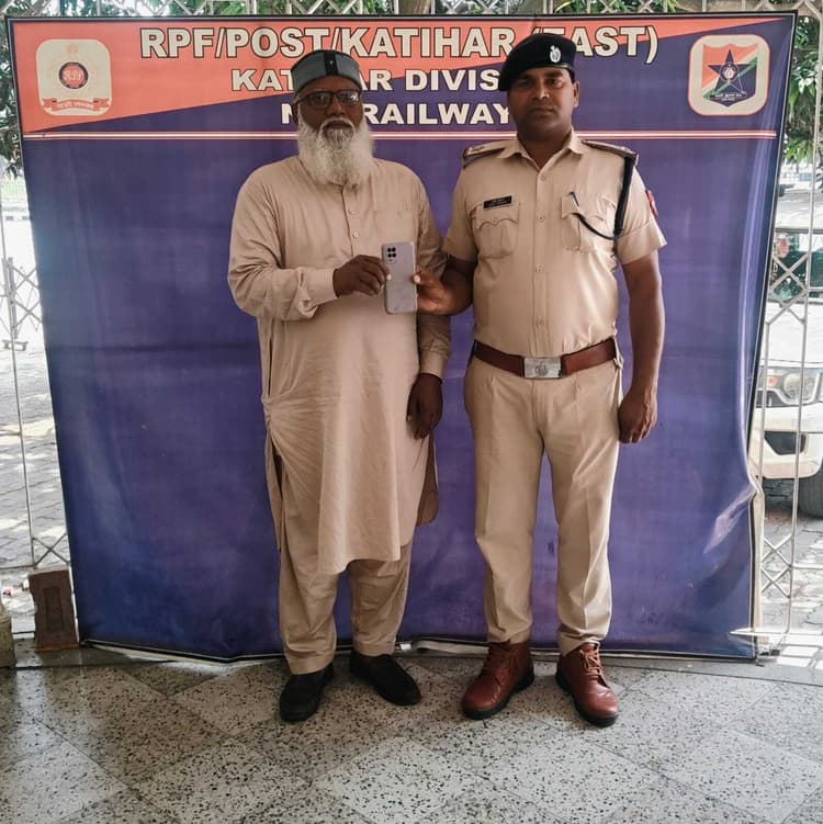खोया मोबाइल आरपीएफ ने धारक को सौंपा
