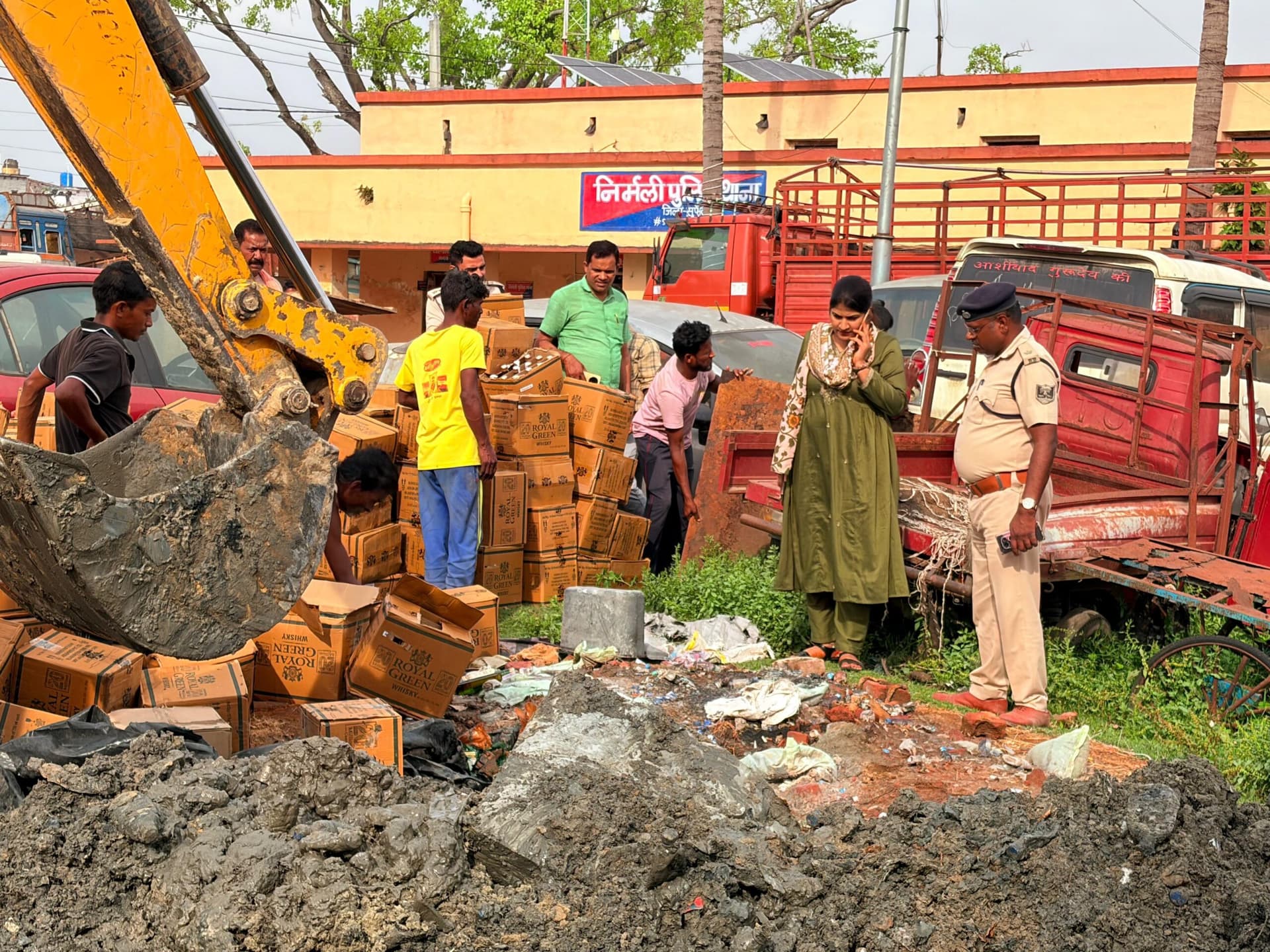 देसी व विदेशी शराब को किया गया नष्ट