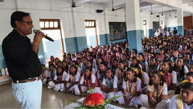 Giridih News :रेल लाइन पार नहीं करने की बच्चों को दी गयी सीख