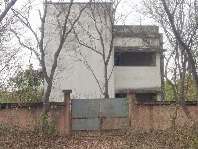 East Singhbhum News : लाखों रुपये से बने सरकारी भवन बिना उपयोग बने खंडहर