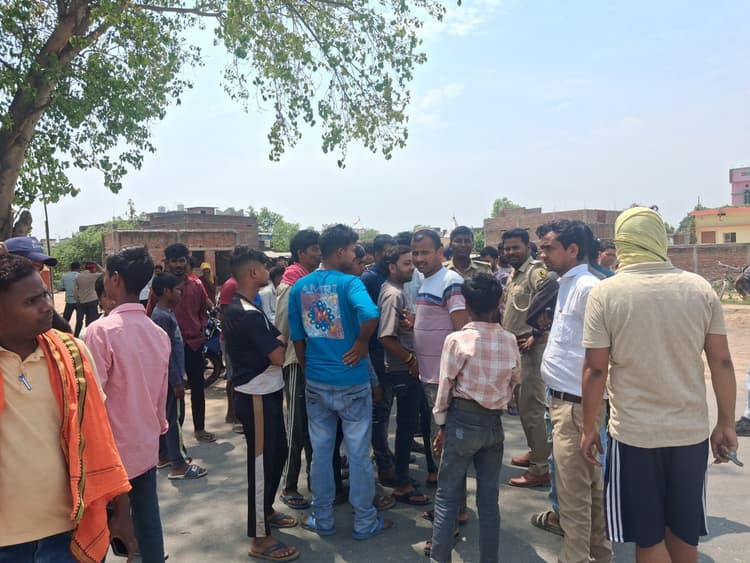 बालू लदे ट्रक ने महिला को कुचला, मौत, ग्रामीणों ने जाम की सड़क