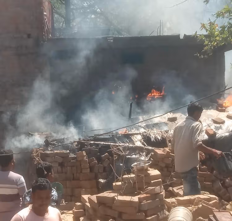 खाना बनाने के दौरान घर में लगी आग, 50 हजार की क्षति