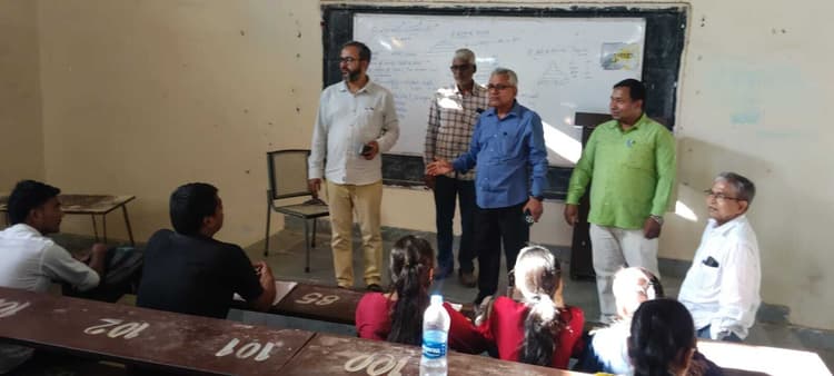 पूर्णिया कॉलेज में इग्नू की प्रायोगिक परीक्षा का क्षेत्रीय निदेशक ने किया निरीक्षण