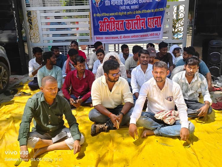 छात्रों ने आंबेडकर छात्रावास भवन तोड़ने के खिलाफ शुरू किया अनिश्चितकालीन धरना