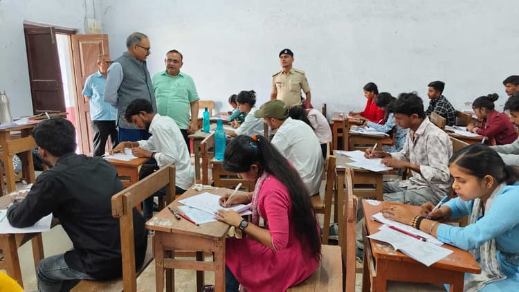 पूर्णिया महिला महाविद्यालय में यूजी परीक्षा का वीसी ने लिया जायजा