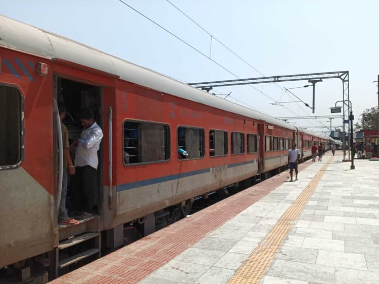 बरौनी-तिलरथ के बीच एनआई वर्क, जनहित 3 घंटे 30 मिनट तो जनसेवा 6 घंटे विलंब