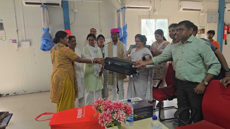 सेवानिवृत्त कर्मचारी को सम्मान पूर्वक दी गयी विदाई