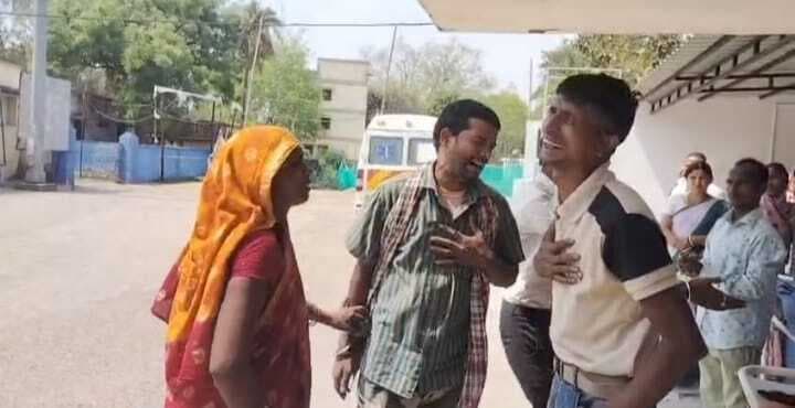 ट्रैक्टर के धक्के से बाइक चालक की गयी जान