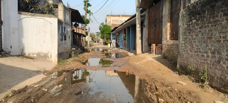 सड़क पर जल जमाव रहने से आवागमन में परेशानी