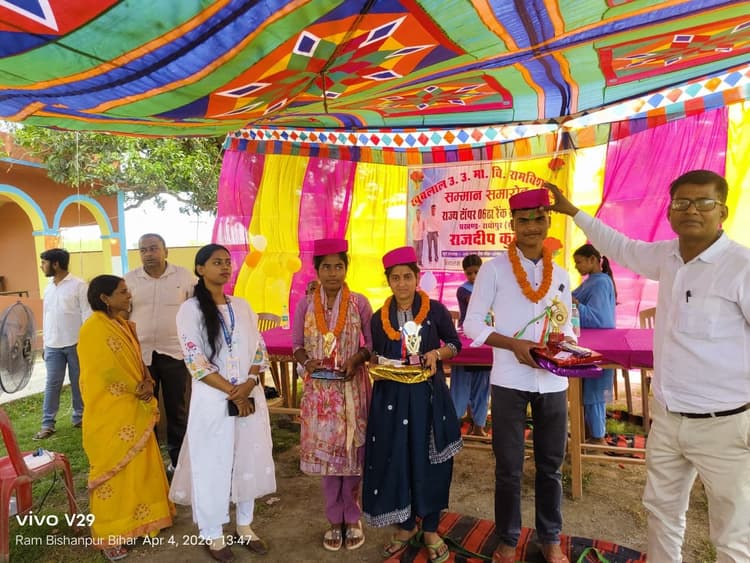 मैट्रिक व इंटर के टॉपरों को किया गया सम्मानित