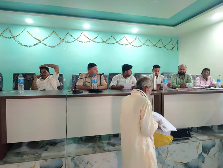 प्रभारी सीओ की मौजूदगी में लगा जनता दरबार, सुलझाये गये कई मामले