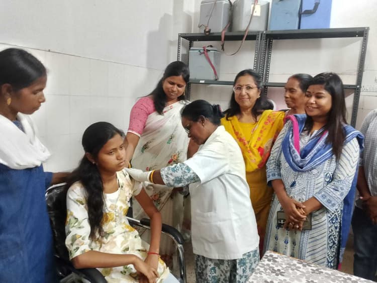 कर्रा में कस्तूरबा की वार्डन की बेटी ने लिया पहला टीका