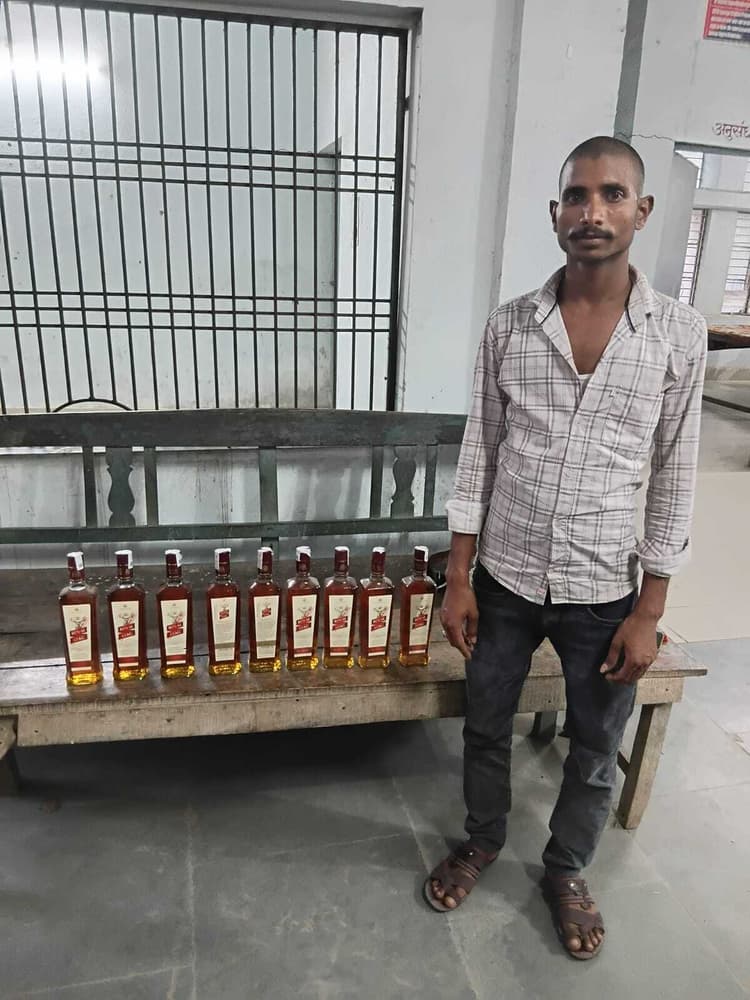 नौ बोतल विदेशी शराब के साथ तस्कर गिरफ्तार