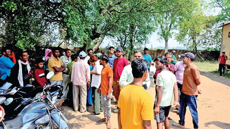 गैस एजेंसी के गोदाम पर ग्राहकों का हंगामा, कालाबाजारी का आरोप