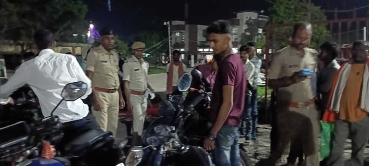 वाहन जांच में डिफाल्टर बाइक चालकों से वसूला गया जुर्माना
