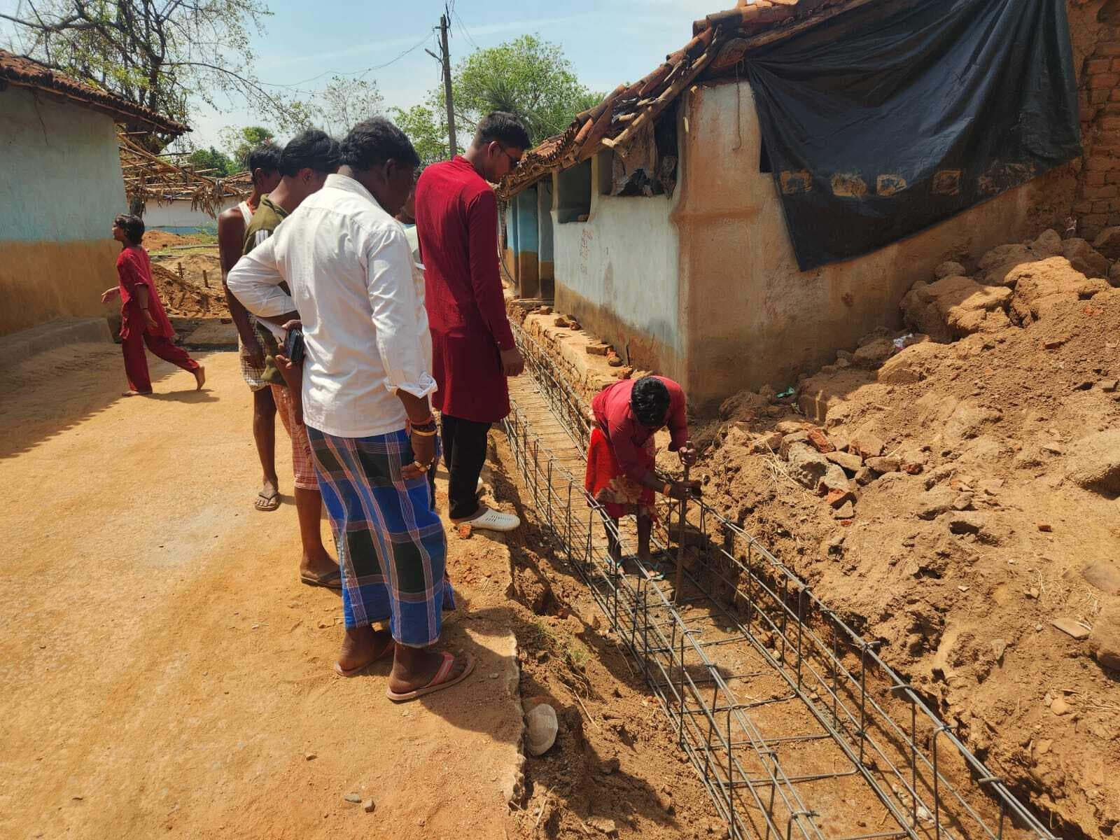 ग्रामीणों ने निर्माणाधीन नाली में घटिया सामग्री के इस्तेमाल पर किया विरोध