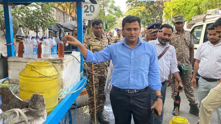 Giridih News :अतिक्रमण हटाओ अभियान के दौरान ठेलों से मिली शराब