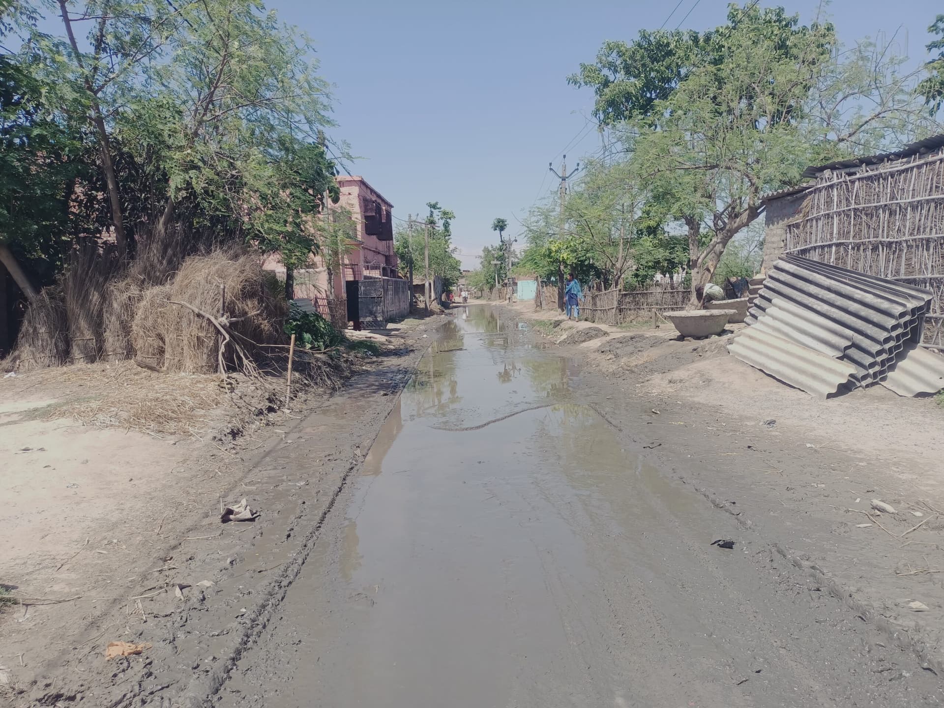 सड़क पर पानी जमा रहने से छात्र-छात्राओं को आवागमन में परेशानी