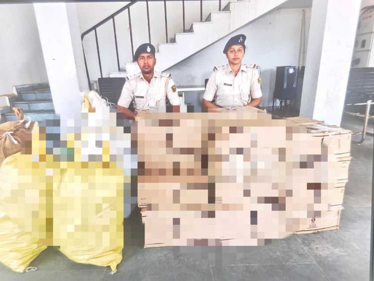 पुल से नदी में पलटा शराब लदा वाहन, 324 लीटर शराब बरामद