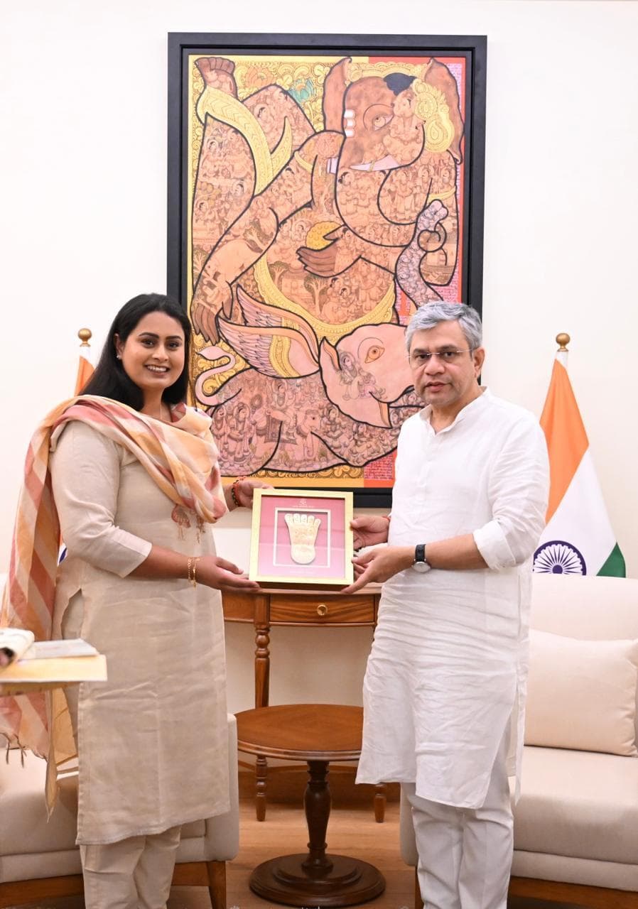 खेल मंत्री ने रेल मंत्री से की जमुई में वंदे भारत के ठहराव की मांग खेल मंत्री ने रेल मंत्री से की जमुई में वंदे भारत के ठहराव की मांग