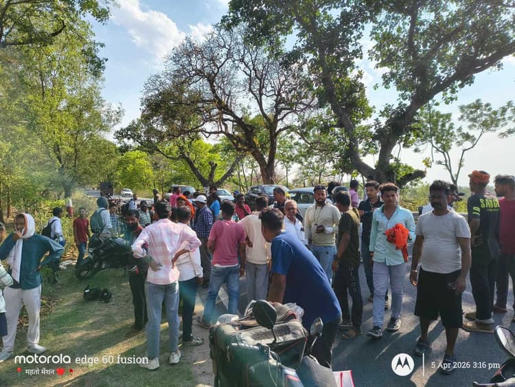 Giridih News :बस की टक्कर से बाइक सवार युवक घायल