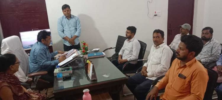 राजस्व हाट 4.79 लाख और वाहन पड़ाव 5.53 लाख में बंदोबस्त, चार-चार लोगों ने लिया हिस्सा