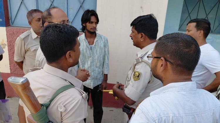 कट्टा लेकर थाना पहुंचा युवक, किया आत्मसमर्पण