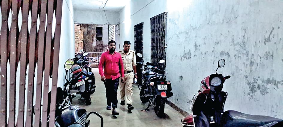 पांडवेश्वर में बालू तस्करी पर कार्रवाई, एक आरोपी अरेस्ट