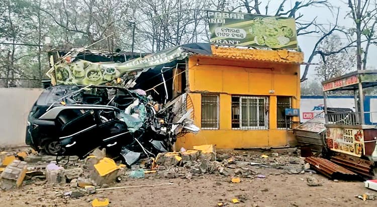 Rourkela News: सड़क किनारे ढाबा में जा घुसी अनियंत्रित एसयूवी, दो युवकों की मौत, एक गंभीर