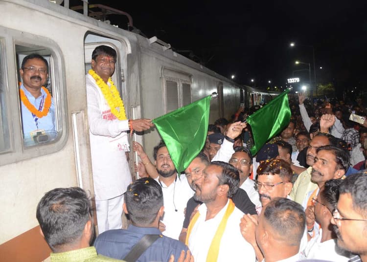 Dhanbad News: धनबाद में नई ट्रेन के उद्घाटन पर सियासत गरम, भाजपा में गुटबाजी आई सामने