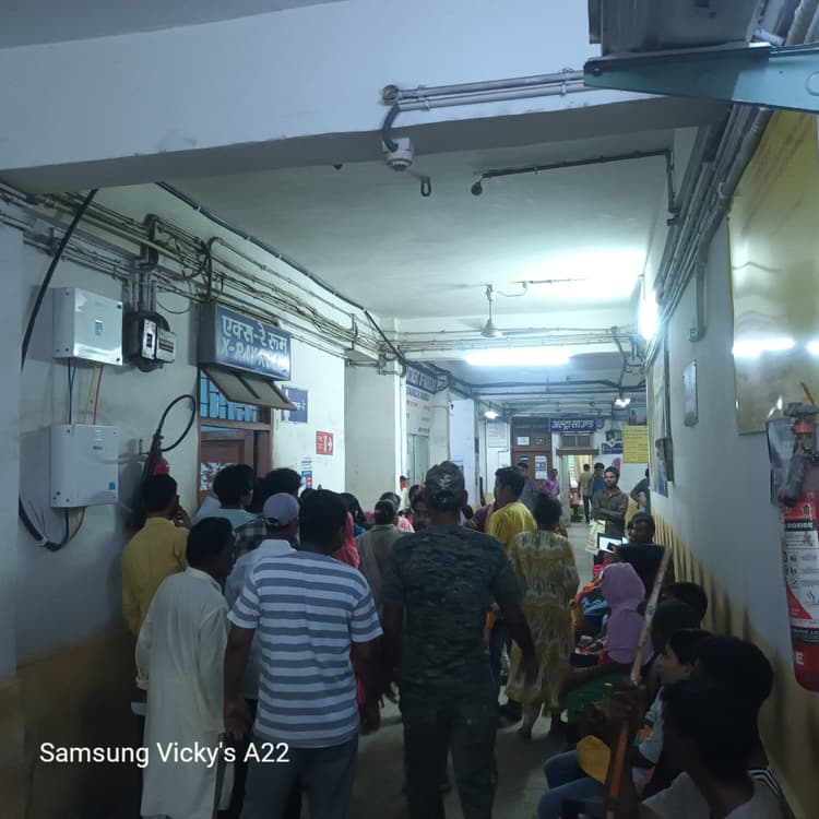 Dhanbad Live: एसएनएमएमसीएच में एक्स-रे मशीन खराब, लंबी कतार में खड़े मरीज परेशान