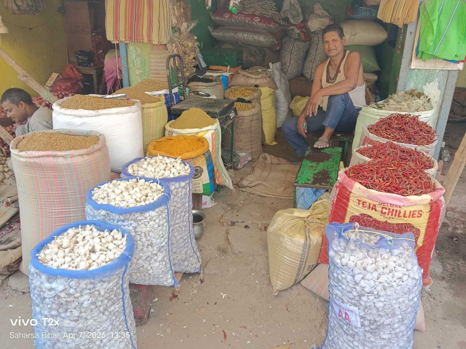 घरों से लेकर होटल तक फीका पड़ा खाने का स्वाद