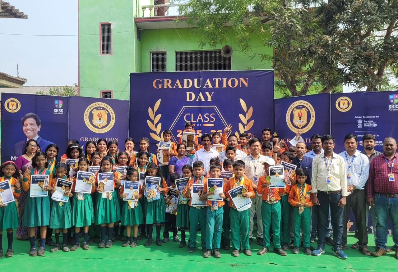 कक्षा में प्रथम, द्वितीय व तृतीय स्थान लाने वाले छात्र हुए सम्मानित