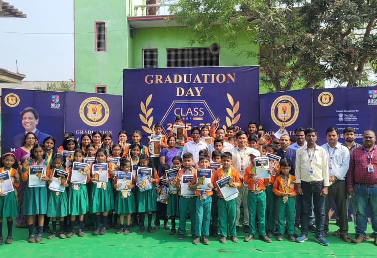 कक्षा में प्रथम, द्वितीय व तृतीय स्थान लाने वाले छात्र हुए सम्मानित