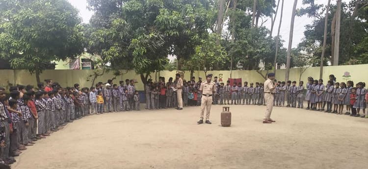 आग से सुरक्षा को लेकर अग्निशमन विभाग ने माॅक ड्रिल कर दी जानकारी