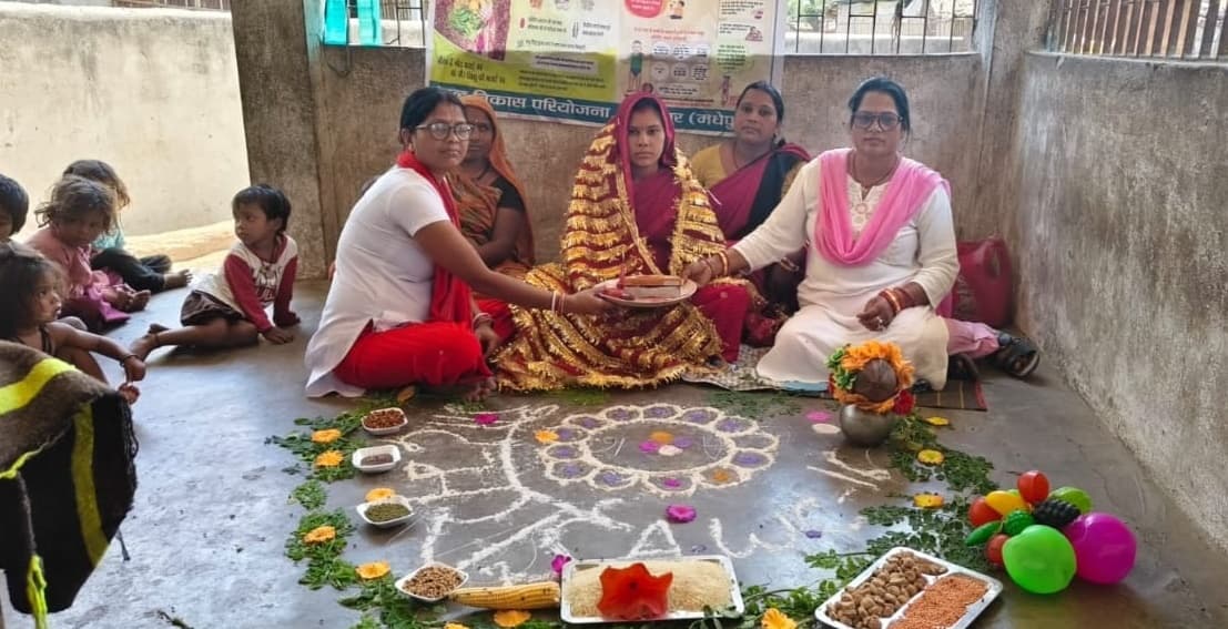 आंगनबाड़ी केंद्रों पर धूमधाम से मनायी गयी गोदभराई रस्म